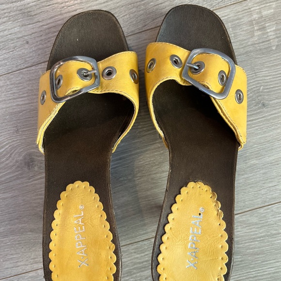 Beautiful Yellow Heels Size 7 - Picture 6 of 7